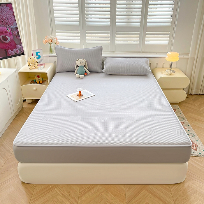 91家纺网 家纺一手货源 找家纺 迪乐妮 2025新款小冰熊凉豆豆席床笠 绅士灰-小冰熊凉豆豆床笠