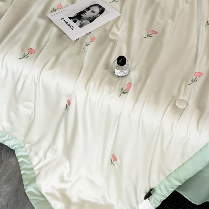 91家纺网 家纺一手货源 找家纺 满羽家纺 2025新款冰丝夏被四件套-满绣系列 郁金香-奶白绿