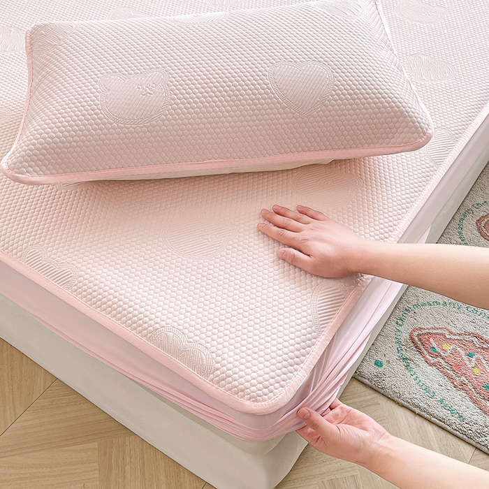 91家纺网 家纺一手货源 找家纺 迪乐妮 2025新款小冰熊凉豆豆席床笠 淑女粉-小冰熊凉豆豆床笠