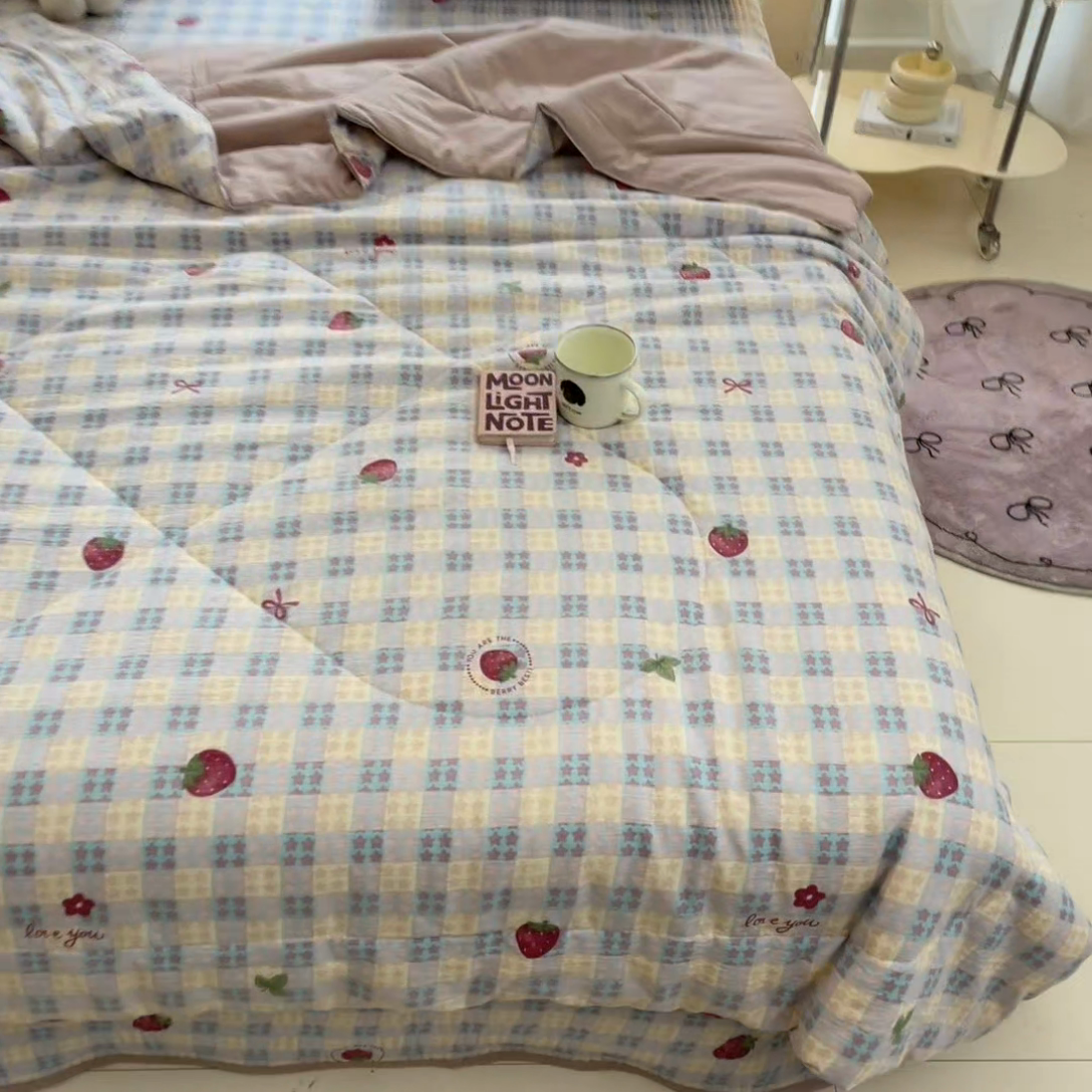 91家纺网 家纺一手货源 找家纺 贝扬思家纺 2025新款云感双层纱7A抗菌夏被四件套系列 草莓格