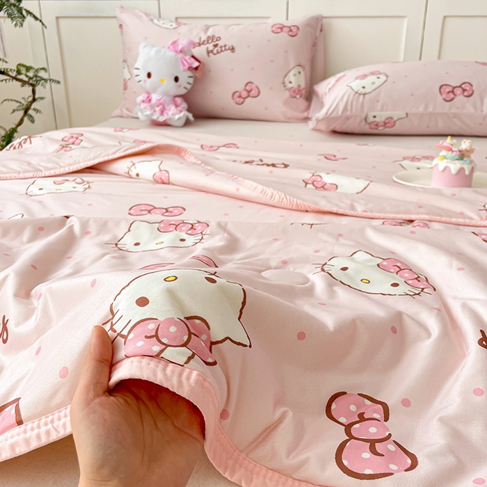 91家纺网 家纺一手货源 找家纺 金爱家2025新款A类三丽鸥正版授权高品质牛奶丝软糯针织棉大豆夏被系列详情 针织棉三丽鸥-爱心美少女kitty