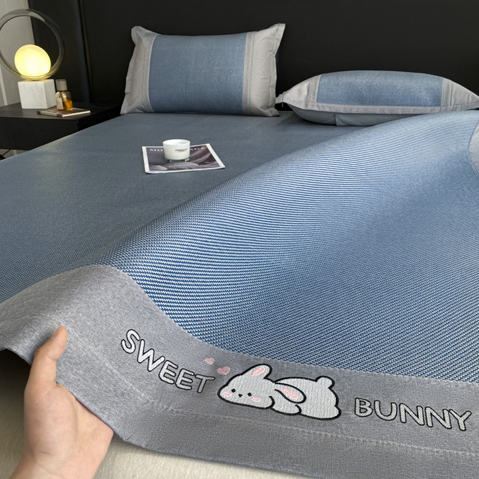 91家纺网 家纺一手货源 找家纺 莱米家纺 2025新款加厚凉感绣花冰藤席 可爱兔—雾霾蓝-凉席