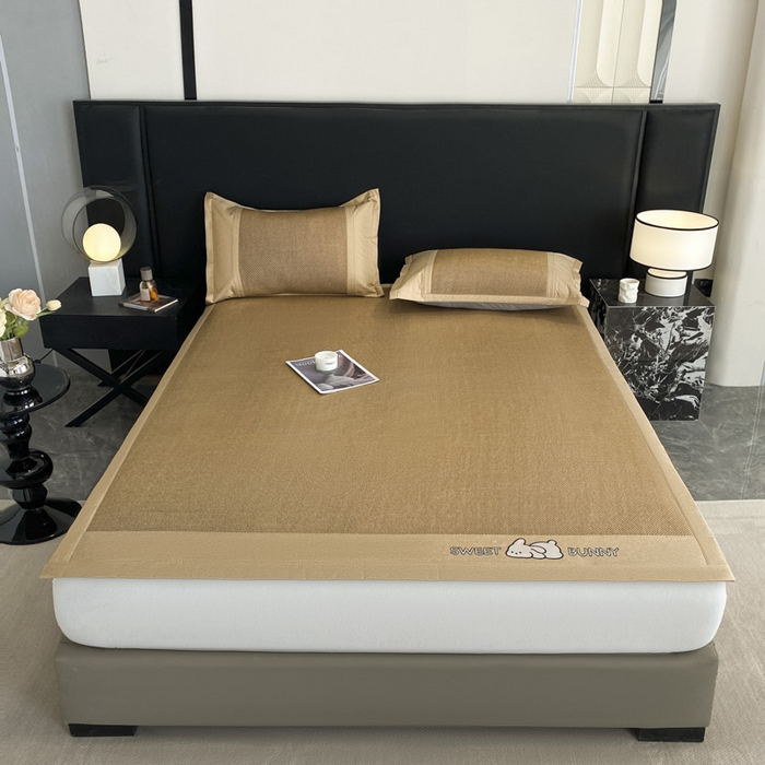 91家纺网 家纺一手货源 找家纺 莱米家纺 2025新款加厚凉感绣花冰藤席 可爱兔—金咖-凉席