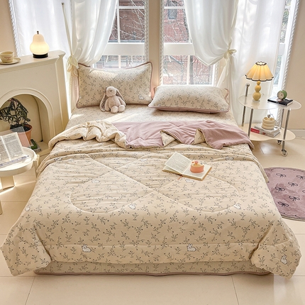 91家纺网 家纺一手货源 找家纺 贝扬思家纺 2025新款云感双层纱7A抗菌夏被四件套系列 兔兔密语