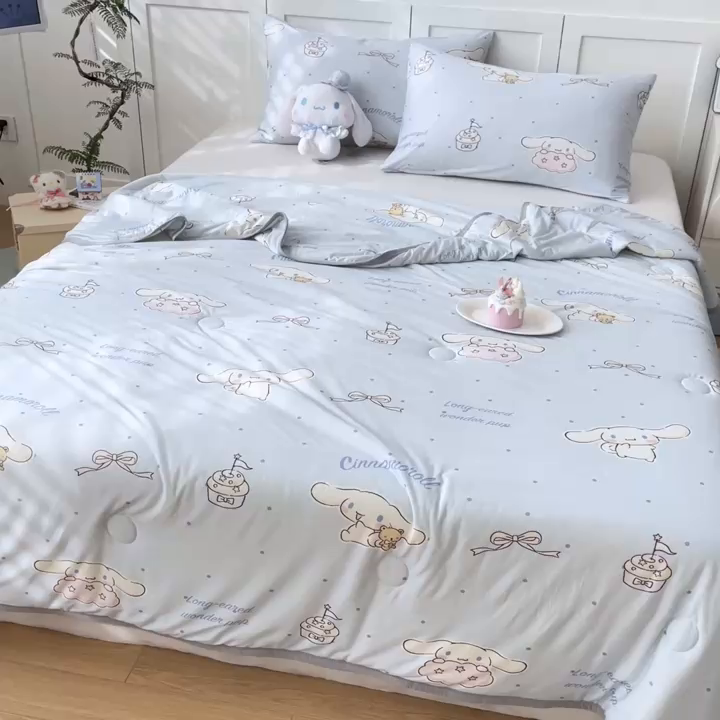 91家纺网 家纺一手货源 找家纺 金爱家2025新款A类三丽鸥正版授权高品质牛奶丝软糯针织棉大豆夏被系列详情 针织棉三丽鸥-可爱玉桂狗