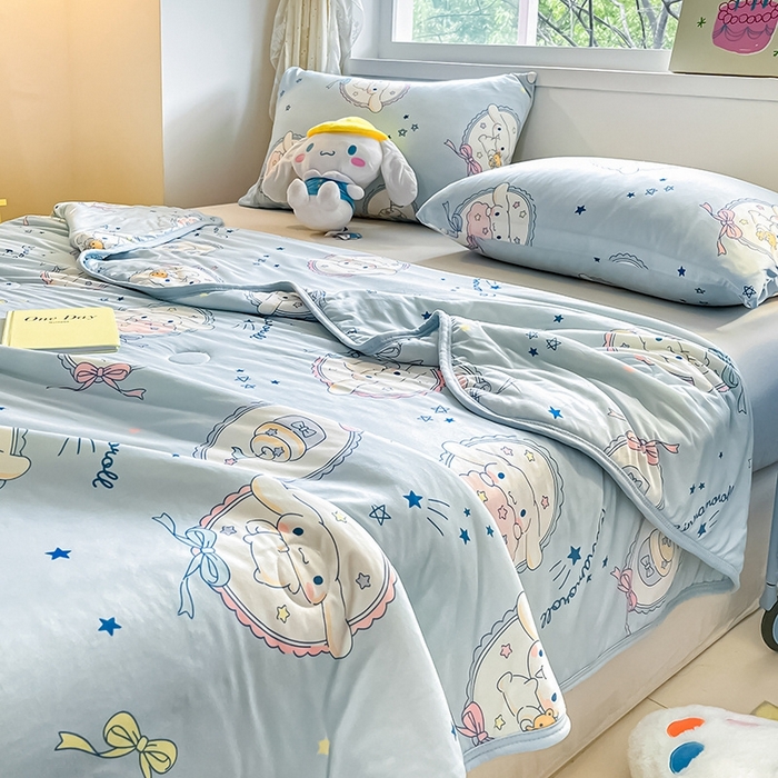 91家纺网 家纺一手货源 找家纺 金爱家2025新款A类三丽鸥正版授权高品质牛奶丝软糯针织棉大豆夏被系列详情 针织棉三丽鸥-蓝甜玉桂狗