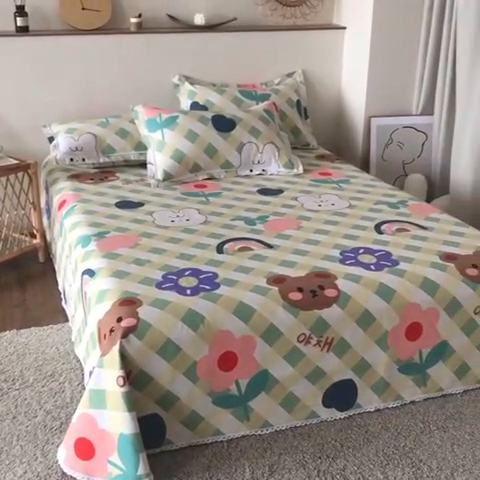 91家纺网 家纺一手货源 找家纺 仟网汇 2025全棉老粗布蕾丝花边三件套（无纺布手提包装） 彩虹熊