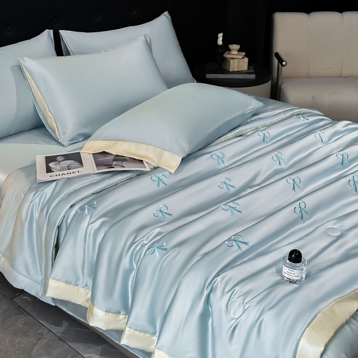 91家纺网 家纺一手货源 找家纺 满羽家纺 2025新款冰丝夏被四件套-满绣系列 蝴蝶结-清爽兰