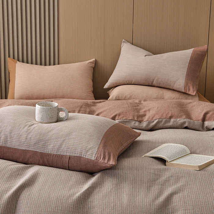 91家纺网 家纺一手货源 找家纺 金艾草2025年新款60S纯棉色织水洗大提花四件套 时光条-拿铁