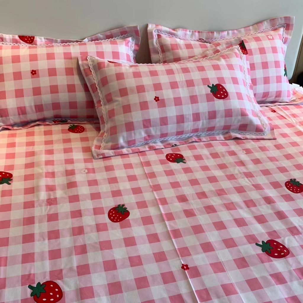 91家纺网 家纺一手货源 找家纺 仟网汇 2025全棉老粗布蕾丝花边三件套（无纺布手提包装） 草莓粉格