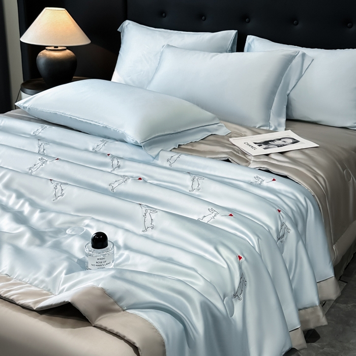 91家纺网 家纺一手货源 找家纺 满羽家纺 2025新款冰丝夏被四件套-满绣系列 兔子追爱-兰灰