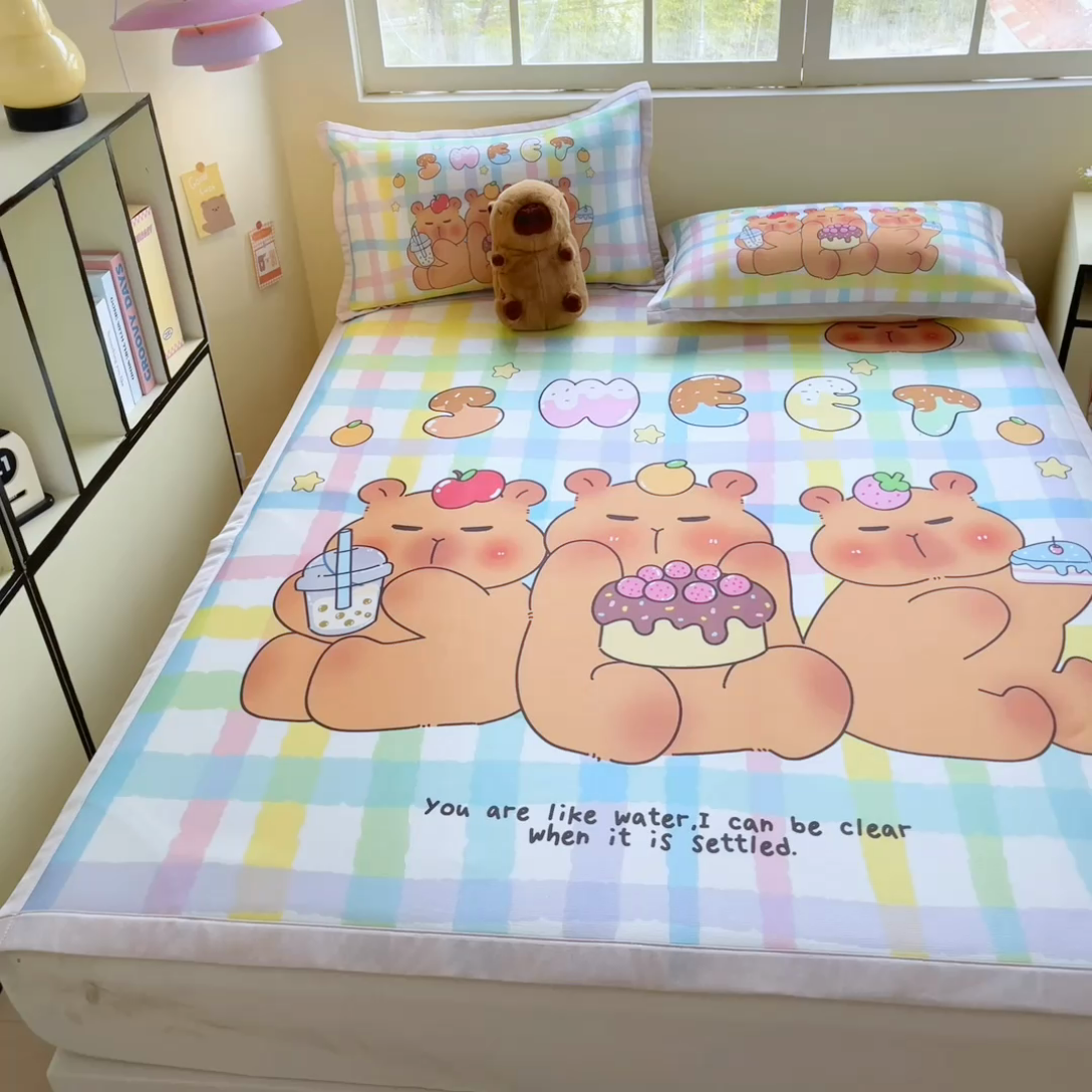 91家纺网 家纺一手货源 找家纺 博雅 2025新款独家版权A类大版数码印花1200D冰丝凉席 派对卡皮巴拉