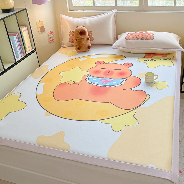 91家纺网 家纺一手货源 找家纺 博雅 2025新款独家版权A类大版数码印花1200D冰丝凉席 月亮卡皮巴拉