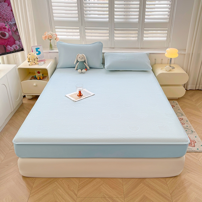 91家纺网 家纺一手货源 找家纺 迪乐妮 2025新款小冰熊凉豆豆席床笠 天空蓝-小冰熊凉豆豆床笠