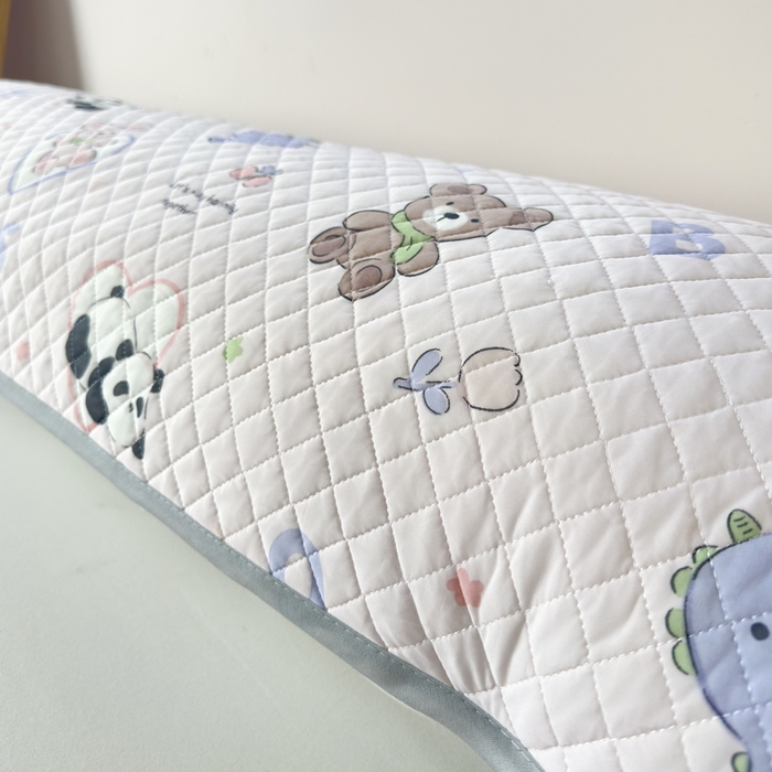 91家纺网 家纺一手货源 找家纺 爱港家纺 2025新款凉感丝双人长枕巾 夏季情侣枕头巾 绑带长枕巾 萌趣派对 120*48