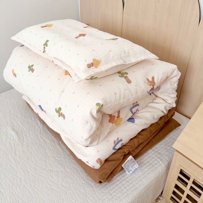 91家纺网 家纺一手货源 找家纺 2025新款全棉26℃有氧双层纱幼儿园多件套 花园小兔