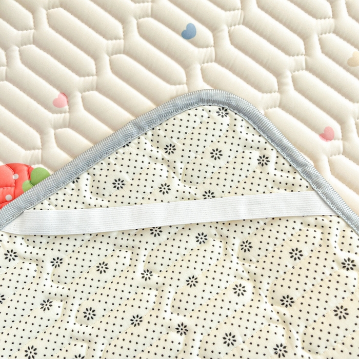 91家纺网 家纺一手货源 找家纺 柒月家居 2025新款小清新乳胶凉席 爱心草莓