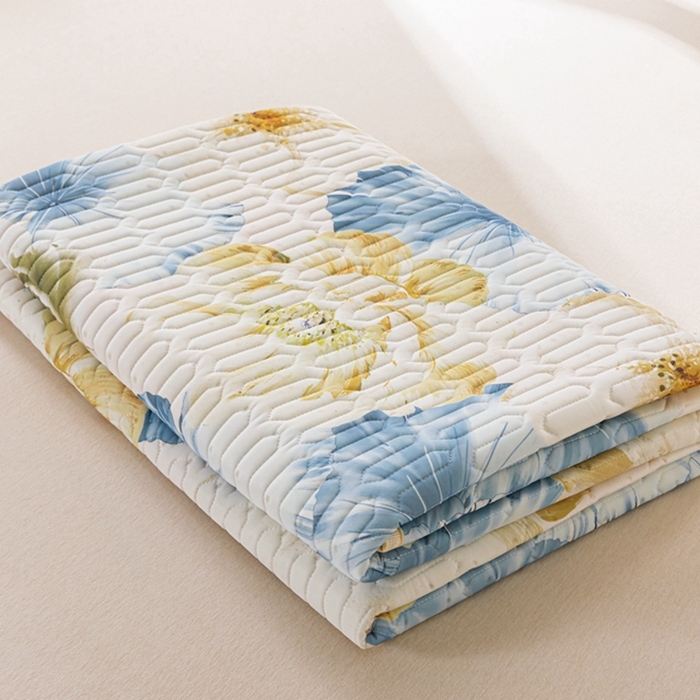 91家纺网 家纺一手货源 找家纺 美丽折2025新品6mm厚天然乳胶凉席三件套 大版印花卡通乳胶凉席平铺款 繁花