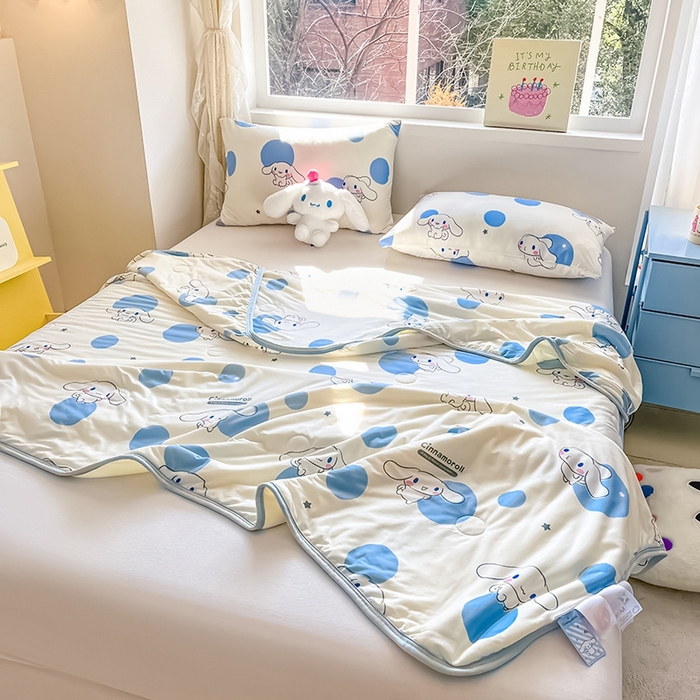 91家纺网 家纺一手货源 找家纺 金爱家2025新款A类三丽鸥正版授权高品质牛奶丝软糯针织棉大豆夏被系列详情 针织棉三丽鸥-蓝蓝波点玉桂狗