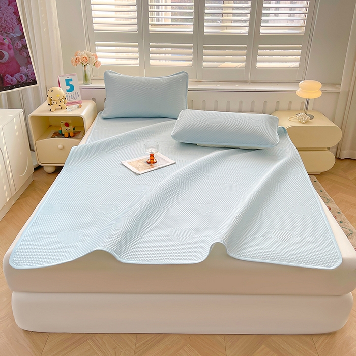 91家纺网 家纺一手货源 找家纺 迪乐妮 2025新款小冰熊凉豆豆席床笠 天空蓝-小冰熊凉豆豆席