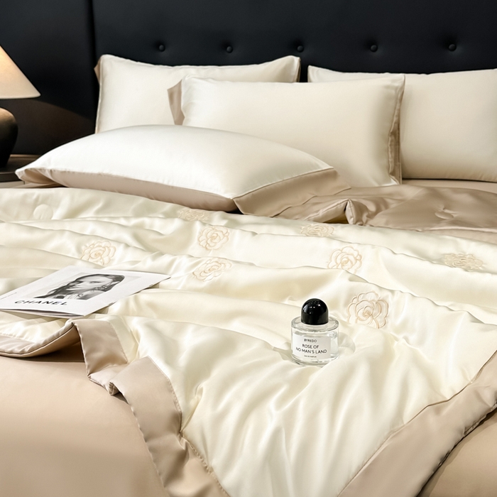 91家纺网 家纺一手货源 找家纺 满羽家纺 2025新款冰丝夏被四件套-满绣系列 山茶花-奶白咖