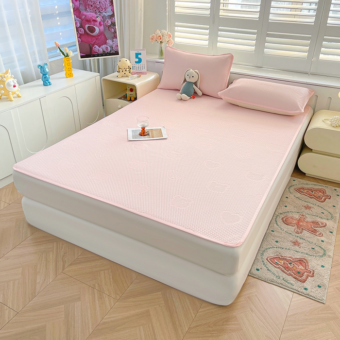 91家纺网 家纺一手货源 找家纺 迪乐妮 2025新款小冰熊凉豆豆席床笠 淑女粉-小冰熊凉豆豆席