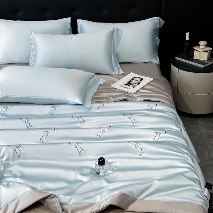 91家纺网 家纺一手货源 找家纺 满羽家纺 2025新款冰丝夏被四件套-满绣系列 兔子追爱-兰灰