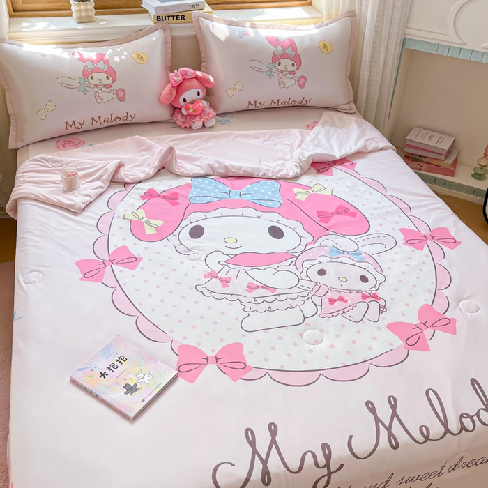 91家纺网 家纺一手货源 找家纺 博雅 2025新款 三丽鸥凉感丝夏被冰丝凉席组合四件套 小花美乐蒂