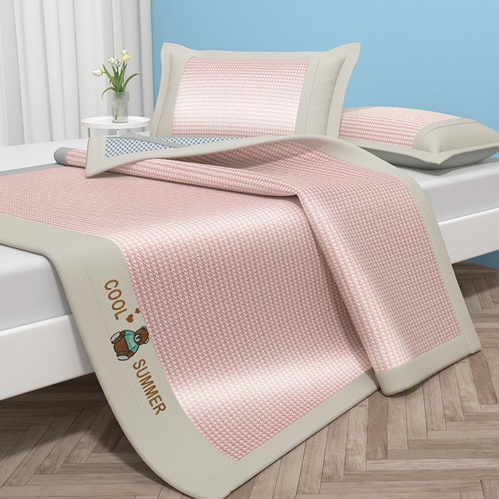 91家纺网 家纺一手货源 找家纺 绒艺席业 2025新款A类抗菌冰丝凉席系列-小冰熊款 冰熊-粉