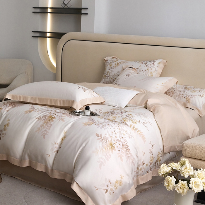 91家纺网 家纺一手货源 找家纺 薏思家纺 2025新款50支莱赛尔天丝数码印花夏被+四件套（礼盒包装） 芳菲-米白