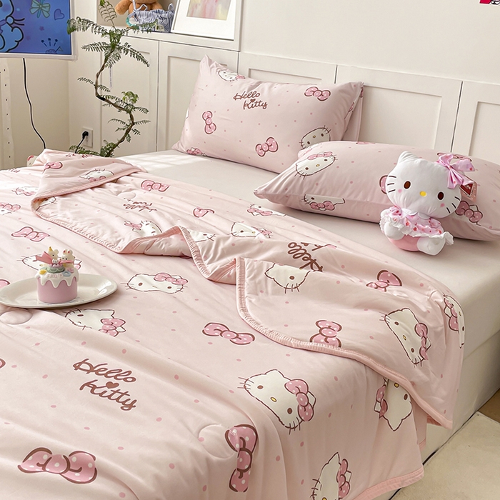 91家纺网 家纺一手货源 找家纺 桃子家居 2025新款A类三丽鸥正版授权高品质牛奶丝软糯针织棉大豆夏被系列 针织棉三丽鸥-爱心美少女kitty