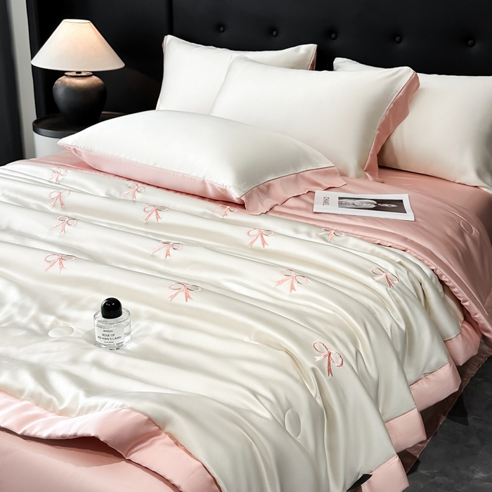 91家纺网 家纺一手货源 找家纺 满羽家纺 2025新款冰丝夏被四件套-满绣系列 蝴蝶结-奶白粉