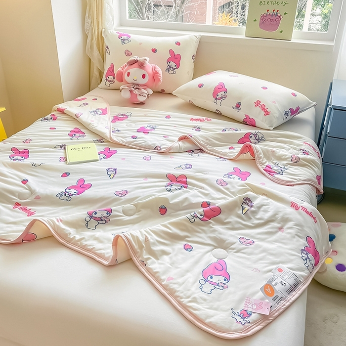 91家纺网 家纺一手货源 找家纺 金爱家2025新款A类三丽鸥正版授权高品质牛奶丝软糯针织棉大豆夏被系列详情 针织棉三丽鸥-草莓甜筒美乐蒂