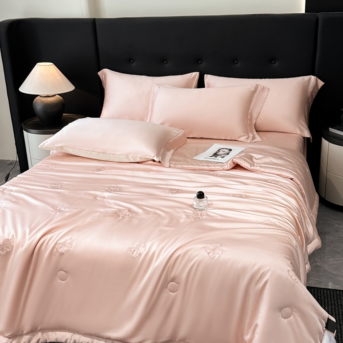 91家纺网 家纺一手货源 找家纺 满羽家纺 2025新款冰丝夏被四件套-满绣系列 迷蝶-桃粉