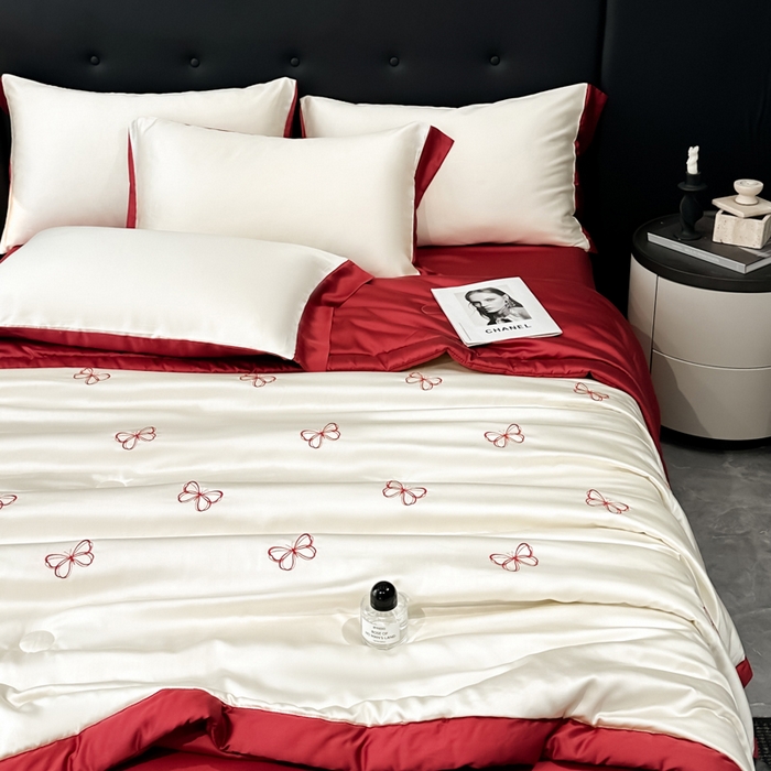 91家纺网 家纺一手货源 找家纺 满羽家纺 2025新款冰丝夏被四件套-满绣系列 迷蝶-奶白红