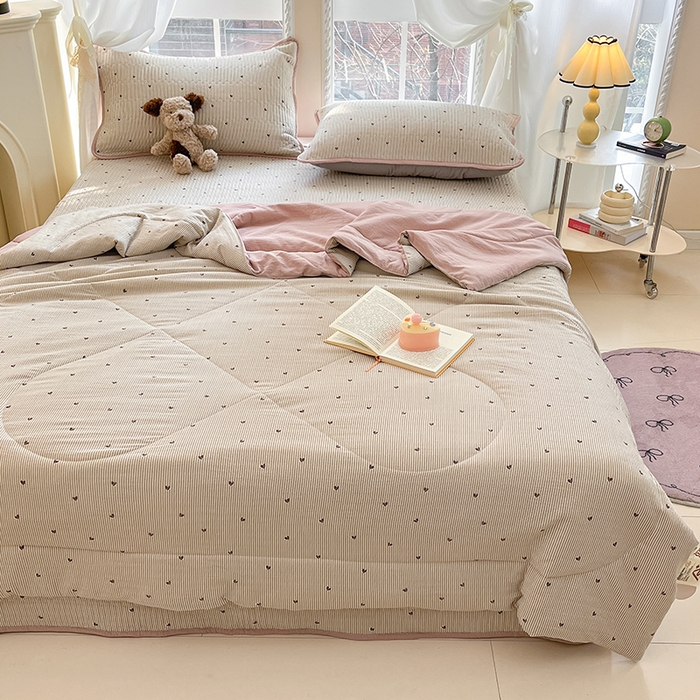 91家纺网 家纺一手货源 找家纺 贝扬思家纺 2025新款云感双层纱7A抗菌夏被四件套系列 爱你