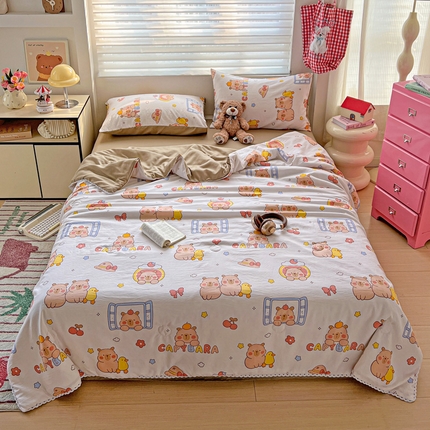 91家纺网 家纺一手货源 找家纺 妖妖家纺 2025新款超柔双层纱糯糯针织棉夏凉被四件套 卡皮巴拉小伙伴