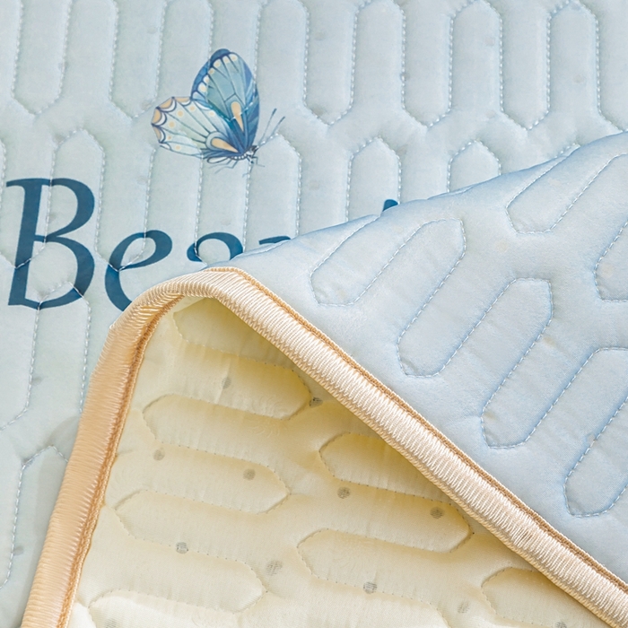 91家纺网 家纺一手货源 找家纺 美丽折2025新品6mm厚天然乳胶凉席三件套 大版印花卡通乳胶凉席平铺款 浪漫花海