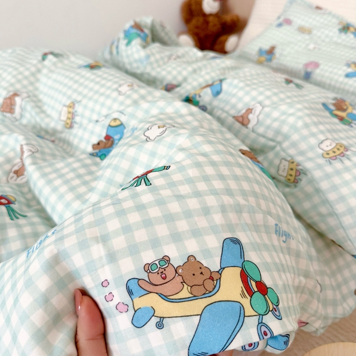 91家纺网 家纺一手货源 找家纺 2025新款全棉26℃有氧双层纱幼儿园多件套 小熊飞行员