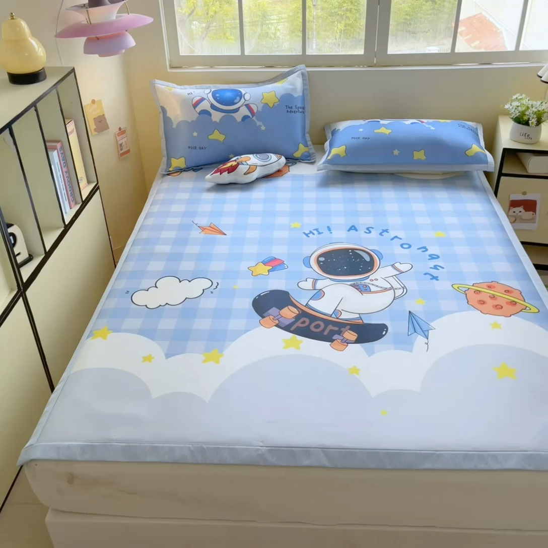 91家纺网 家纺一手货源 找家纺 博雅 2025新款独家版权A类大版数码印花1200D冰丝凉席 滑板宇航员