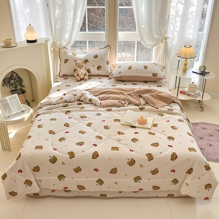 91家纺网 家纺一手货源 找家纺 贝扬思家纺 2025新款云感双层纱7A抗菌夏被四件套系列 快乐小熊