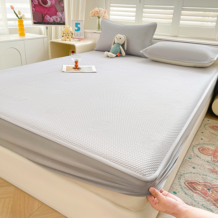 91家纺网 家纺一手货源 找家纺 迪乐妮 2025新款小冰熊凉豆豆席床笠 绅士灰-小冰熊凉豆豆床笠