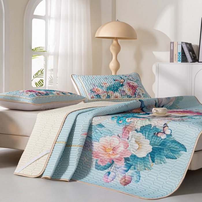 91家纺网 家纺一手货源 找家纺 美丽折2025新品6mm厚天然乳胶凉席三件套 大版印花卡通乳胶凉席平铺款 雀舞轻扬