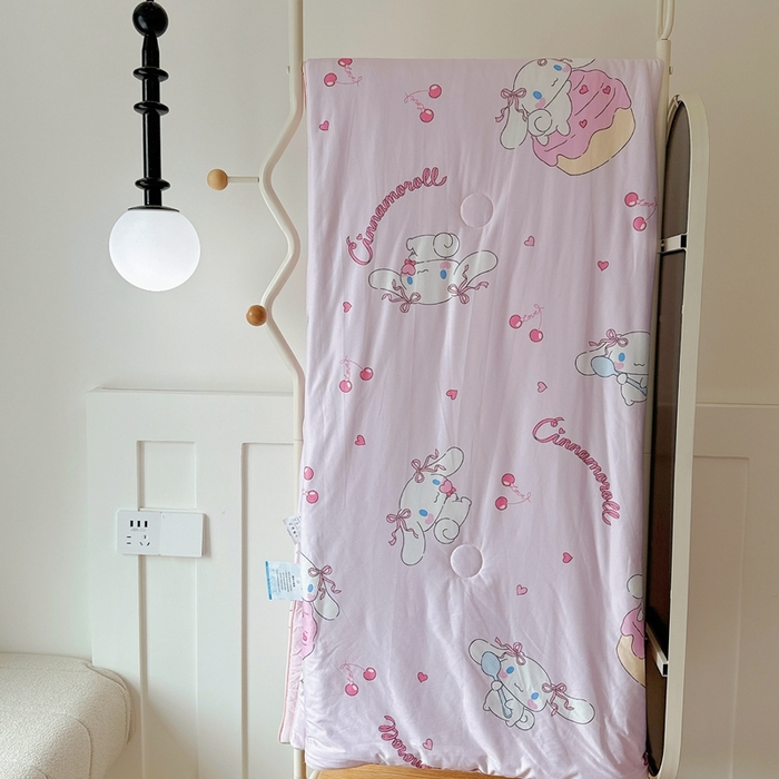 91家纺网 家纺一手货源 找家纺 兜米家居 2025夏季新品三丽鸥深睡双感针织凉感空调被夏被 樱桃玉桂狗