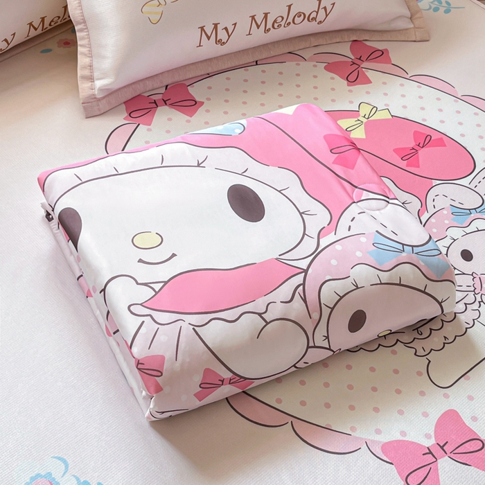 91家纺网 家纺一手货源 找家纺 博雅 2025新款 三丽鸥凉感丝夏被冰丝凉席组合四件套 小花美乐蒂