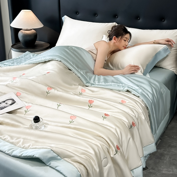 91家纺网 家纺一手货源 找家纺 满羽家纺 2025新款冰丝夏被四件套-满绣系列 郁金香-奶白兰