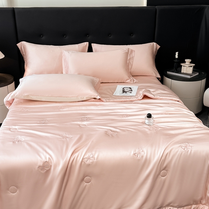 91家纺网 家纺一手货源 找家纺 满羽家纺 2025新款冰丝夏被四件套-满绣系列 迷蝶-桃粉