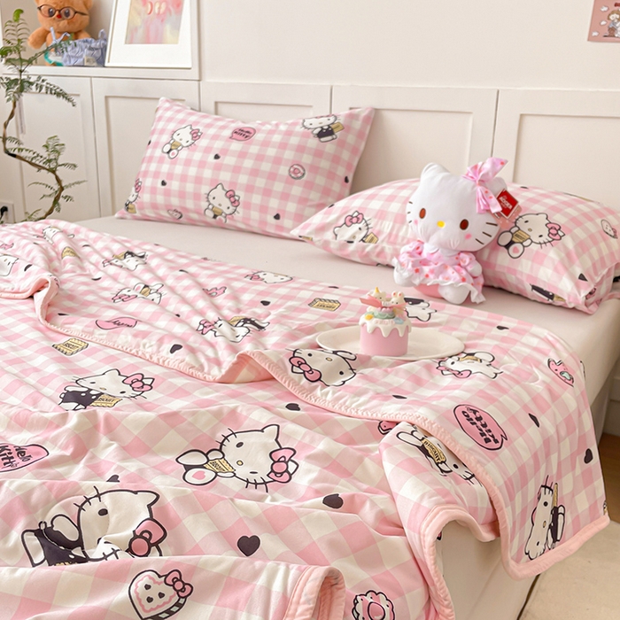 91家纺网 家纺一手货源 找家纺 桃子家居 2025新款A类三丽鸥正版授权高品质牛奶丝软糯针织棉大豆夏被系列 针织棉三丽鸥-粉格爱心kitty