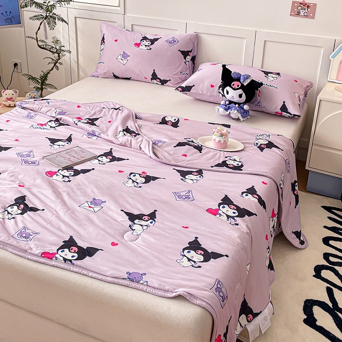 91家纺网 家纺一手货源 找家纺 金爱家2025新款A类三丽鸥正版授权高品质牛奶丝软糯针织棉大豆夏被系列详情 针织棉三丽鸥-紫色梦幻库洛米