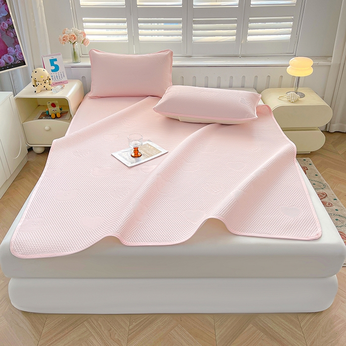 91家纺网 家纺一手货源 找家纺 迪乐妮 2025新款小冰熊凉豆豆席床笠 淑女粉-小冰熊凉豆豆席